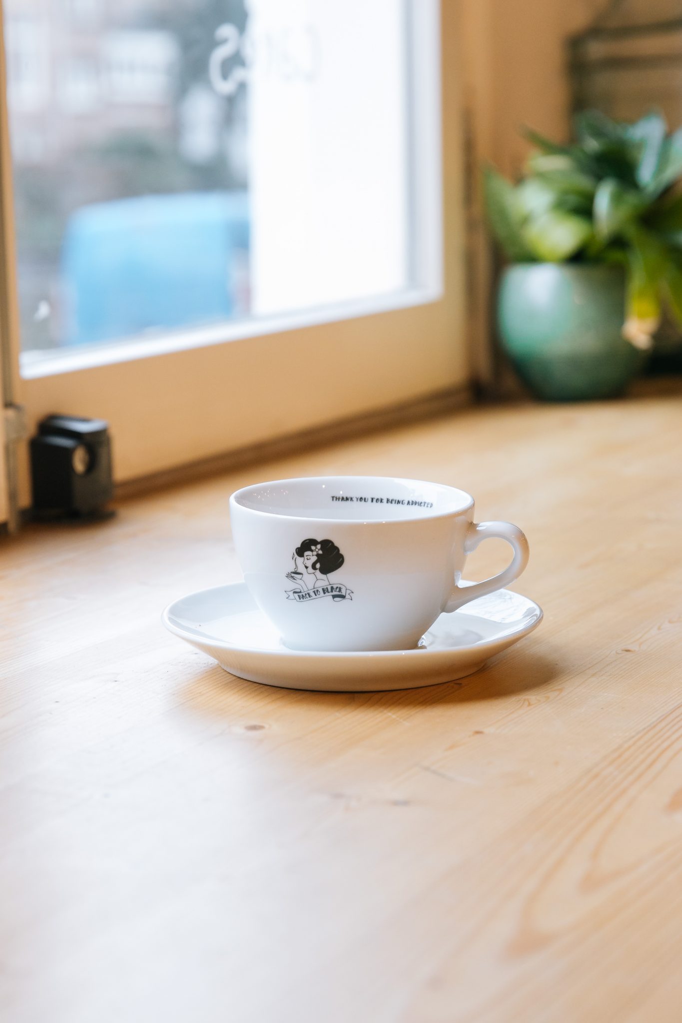 Back to Black latte kop & schotel