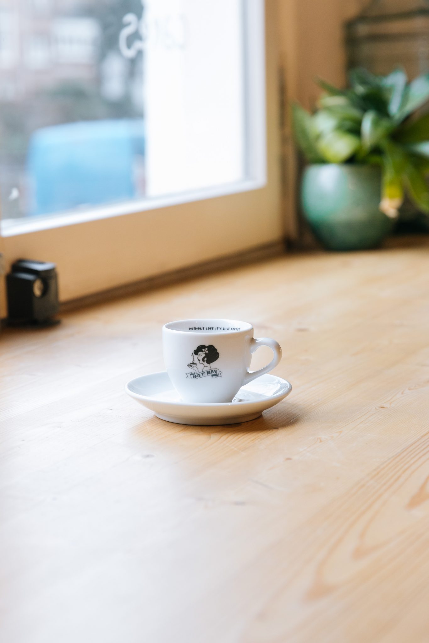 Back to Black espresso kop & schotel