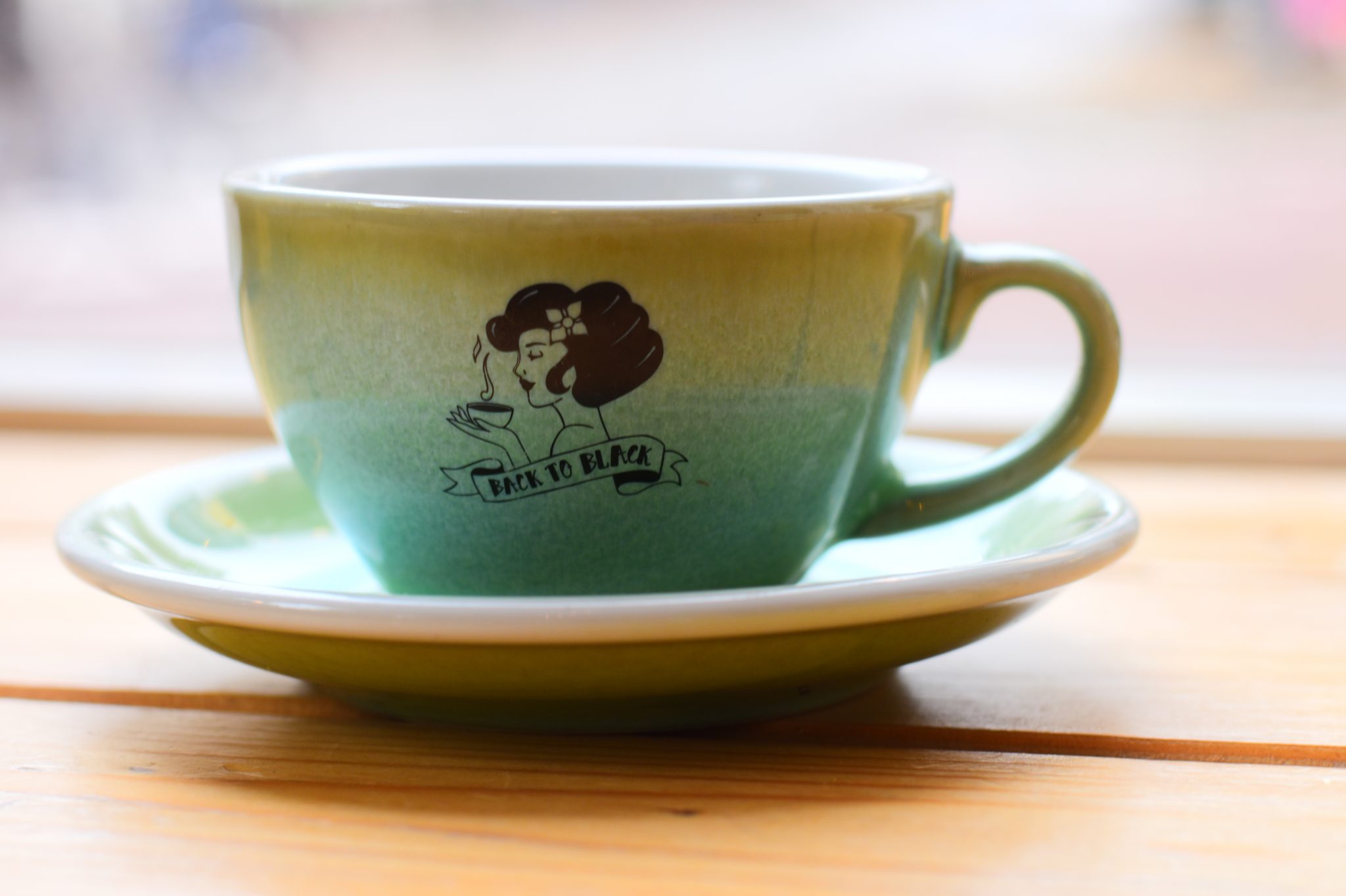 Groene Back to Black Latte kop & schotel
